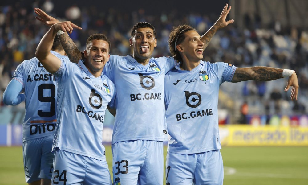 Jugadores de O'Higgins celebran un gol en un partido de la fase de grupos de la Copa Sudamericana entre O'Higgins y Boston River en el estadio El Teniente en Rancagua (Chile). EFE/Elvis González