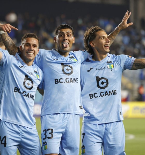 Jugadores de O'Higgins celebran un gol en un partido de la fase de grupos de la Copa Sudamericana entre O'Higgins y Boston River en el estadio El Teniente en Rancagua (Chile). EFE/Elvis González