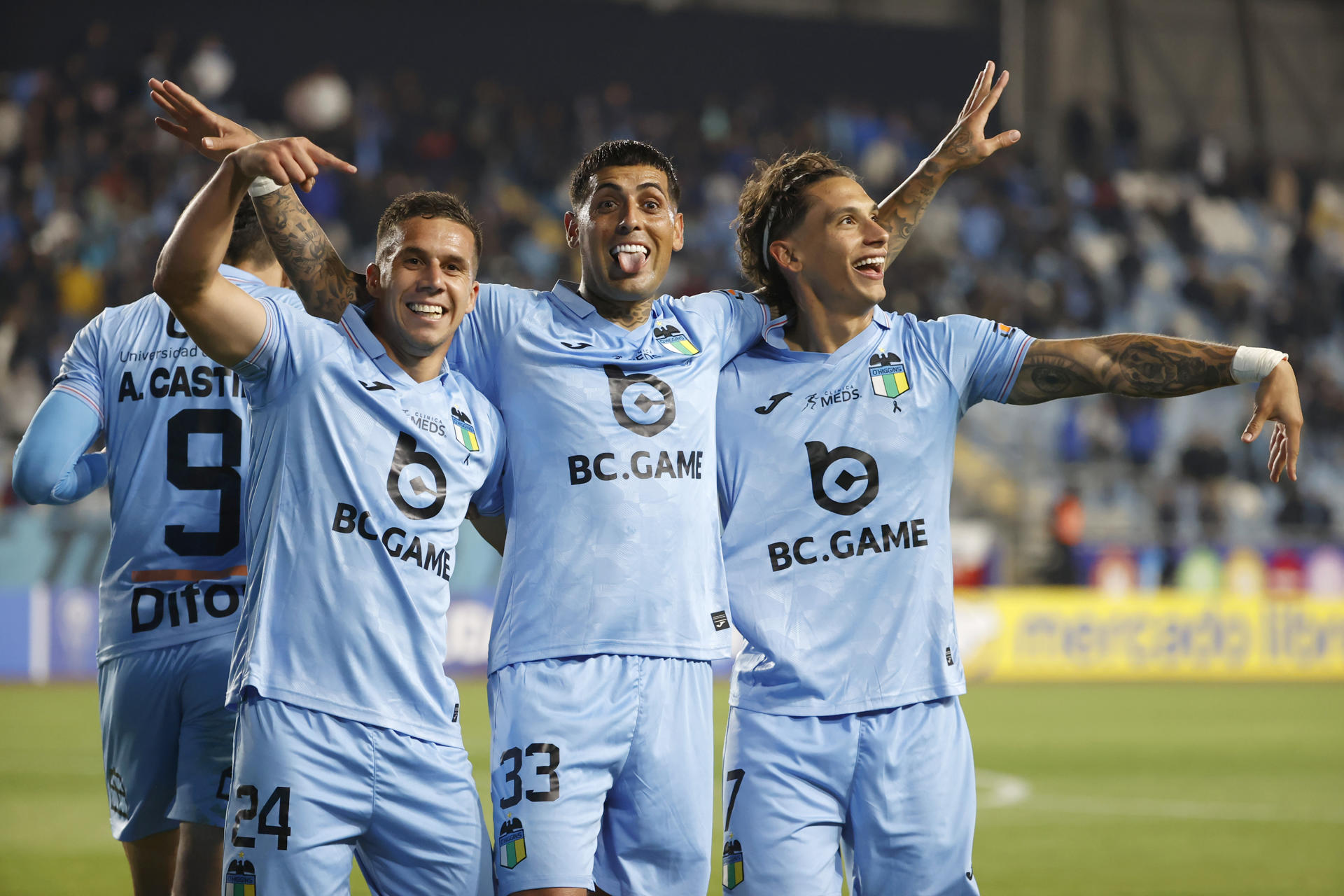 Jugadores de O'Higgins celebran un gol en un partido de la fase de grupos de la Copa Sudamericana entre O'Higgins y Boston River en el estadio El Teniente en Rancagua (Chile). EFE/Elvis González