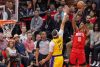 Jabari Smith Jr. (d), de Houston Rockets, realiza un lanzamiento frente a Jaxson Hayes, de Los Ángeles Lakers, este viernes en un partido de la NBA en el Toyota Center en Houston (EE.UU.). EFE/ Carlos Ramírez
