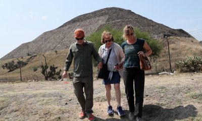 Personas caminan en el exterior de la zona arqueológica de Teotihuacán este martes, en San Juan Teotihuacán (México). EFE/ Mario Guzmán