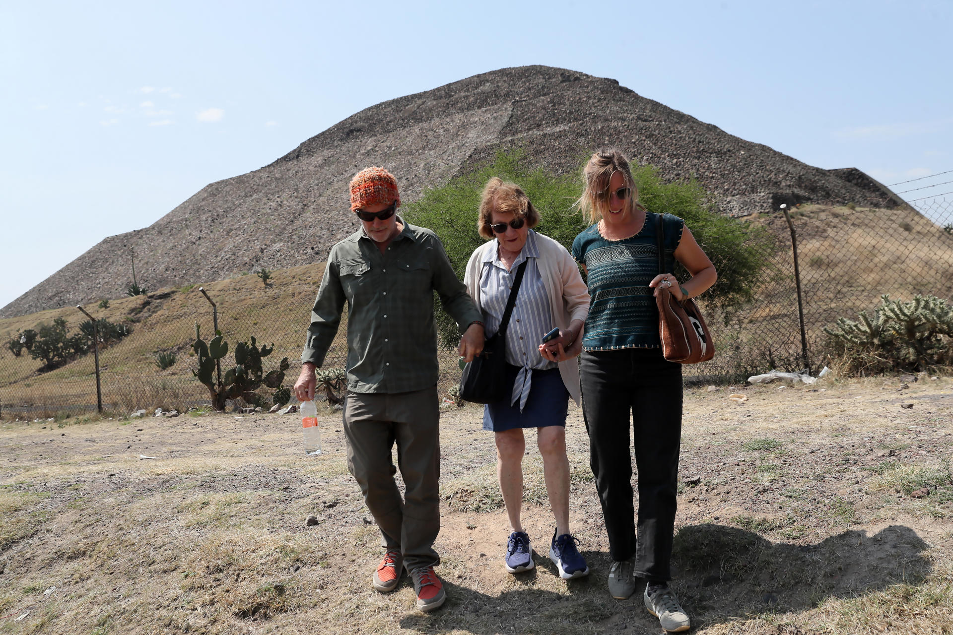 Personas caminan en el exterior de la zona arqueológica de Teotihuacán este martes, en San Juan Teotihuacán (México). EFE/ Mario Guzmán