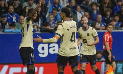 El defensa del Barcelona Ronald Araújo (2-i) celebra con Marcus Rashford (i) tras marcar el tercer gol, durante el partido de la sexta jornada de LaLiga disputado contra el Oviedo en el estadio Carlos Tartiere. EFE/Paco Paredes