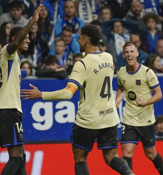 El defensa del Barcelona Ronald Araújo (2-i) celebra con Marcus Rashford (i) tras marcar el tercer gol, durante el partido de la sexta jornada de LaLiga disputado contra el Oviedo en el estadio Carlos Tartiere. EFE/Paco Paredes