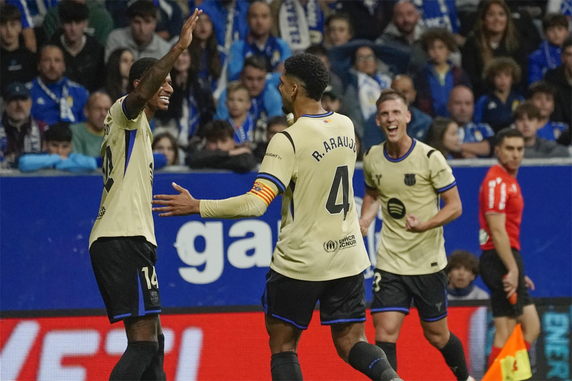El defensa del Barcelona Ronald Araújo (2-i) celebra con Marcus Rashford (i) tras marcar el tercer gol, durante el partido de la sexta jornada de LaLiga disputado contra el Oviedo en el estadio Carlos Tartiere. EFE/Paco Paredes