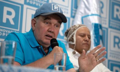El candidato ultraconservador por el partido Renovación Popular, Rafael López Aliaga, habla en una rueda de prensa este domingo, en Lima (Perú).EFE/ John Reyes Mejia