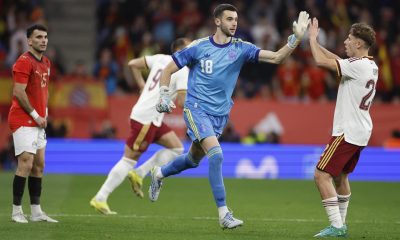 El guardameta de la selección española Joan García (c) sale al terreno de juego en la segunda parte del partido amistoso que las selecciones nacionales de España y Egipto disputan este martes en el RCDE Stadium, de Cornellá-El Prat, Barcelona. EFE/Alberto Estévez