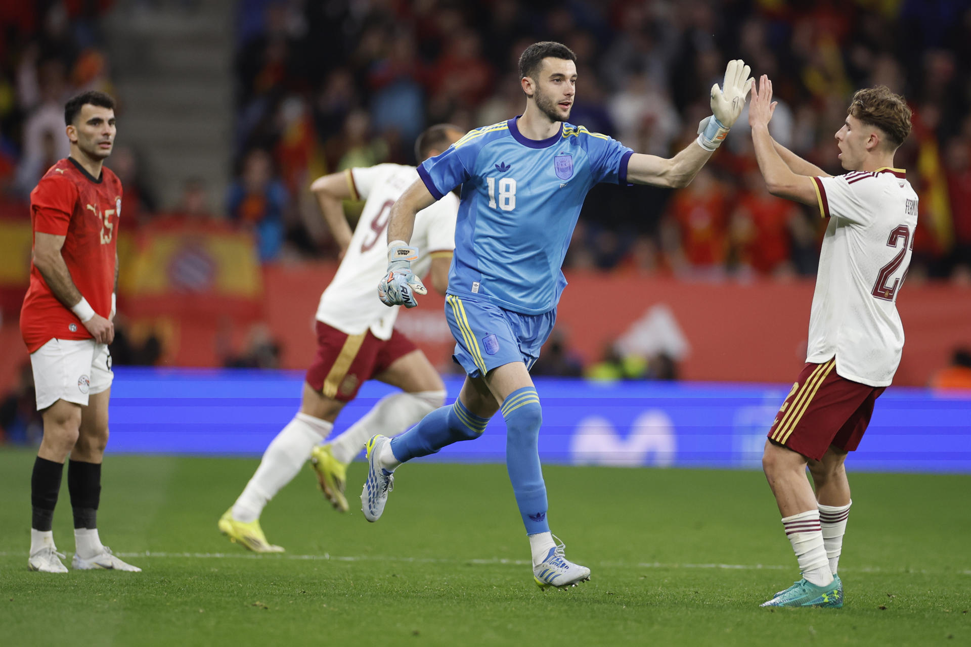 El guardameta de la selección española Joan García (c) sale al terreno de juego en la segunda parte del partido amistoso que las selecciones nacionales de España y Egipto disputan este martes en el RCDE Stadium, de Cornellá-El Prat, Barcelona. EFE/Alberto Estévez