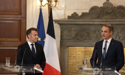 El presidente francés, Emmanuel Macron (I), ofrece una rueda de prensa conjunta en Atenas junto al primer ministro griego, Kyriakos Mitsotakis (D). EFE/EPA/GEORGE VITSARAS