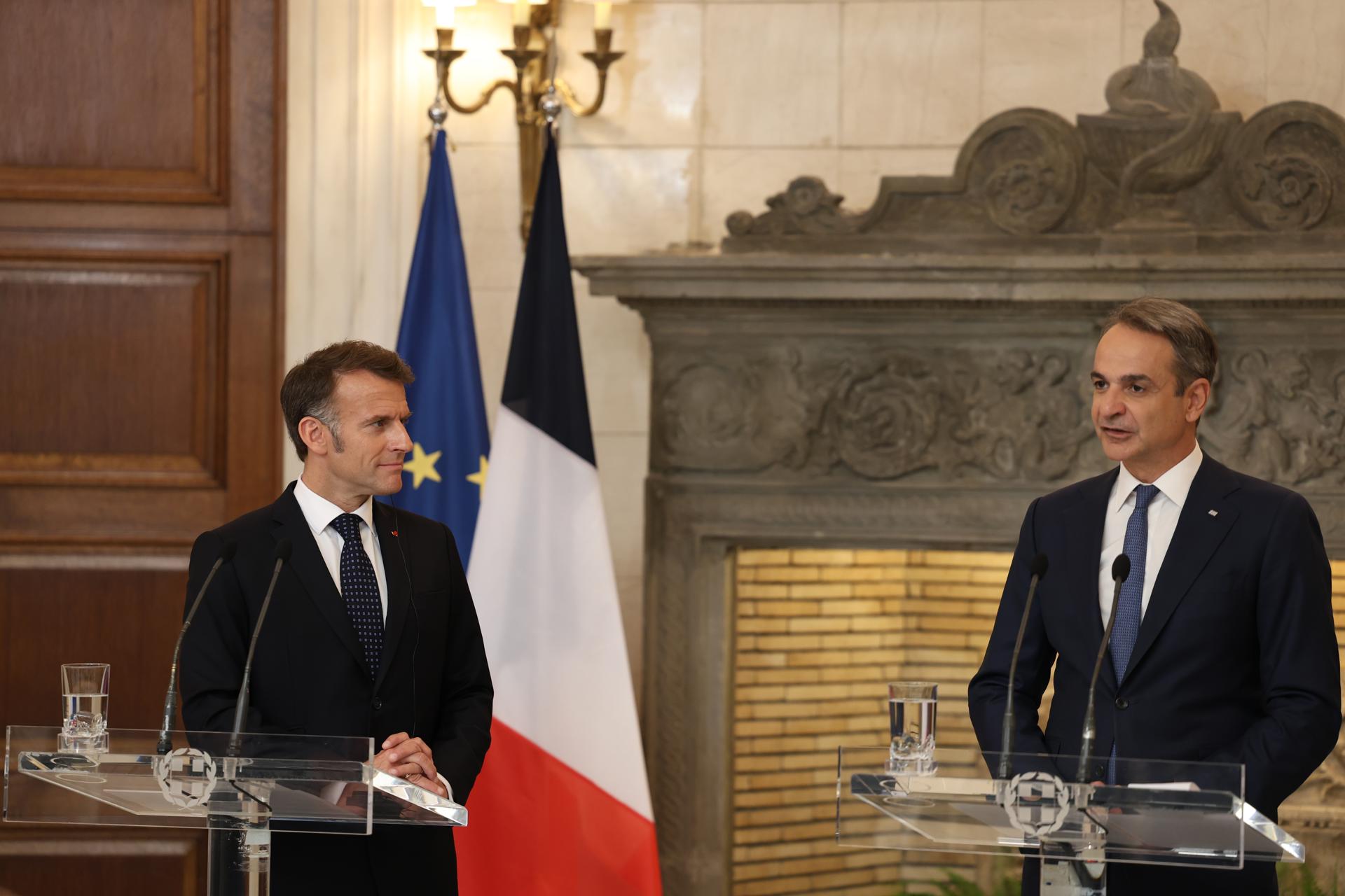 El presidente francés, Emmanuel Macron (I), ofrece una rueda de prensa conjunta en Atenas junto al primer ministro griego, Kyriakos Mitsotakis (D). EFE/EPA/GEORGE VITSARAS