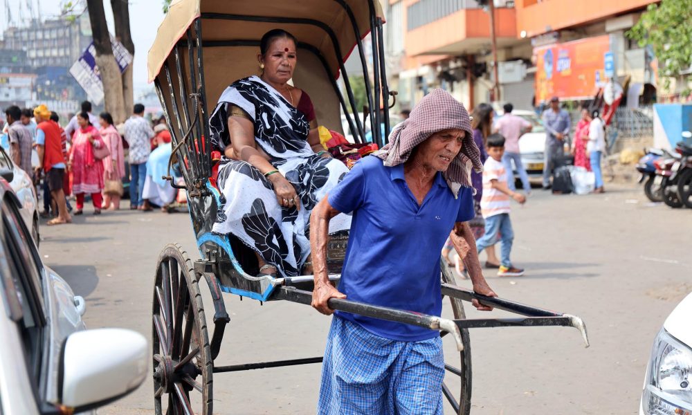 Fotografía tomada el 21/04/2026 que muestra a personas en la calle en Calcuta, India. EFE/EPA/PIYAL ADHIKARY