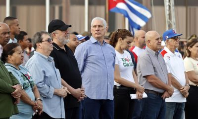 El presidente de Cuba, Miguel Díaz-Canel (c), participa en la caravana llamada 'Parada Juvenil Antiimperialista sobre Ruedas' en La Habana (Cuba). EFE/ Ernesto Mastrascusa