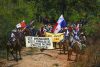Campesinos se manifiestan durante una marcha en protesta contra el proyecto del Río Indio este sábado, en la localidad de Limón de Chagres, provincia de Colón, (Panamá). EFE/Bienvenido Velasco
