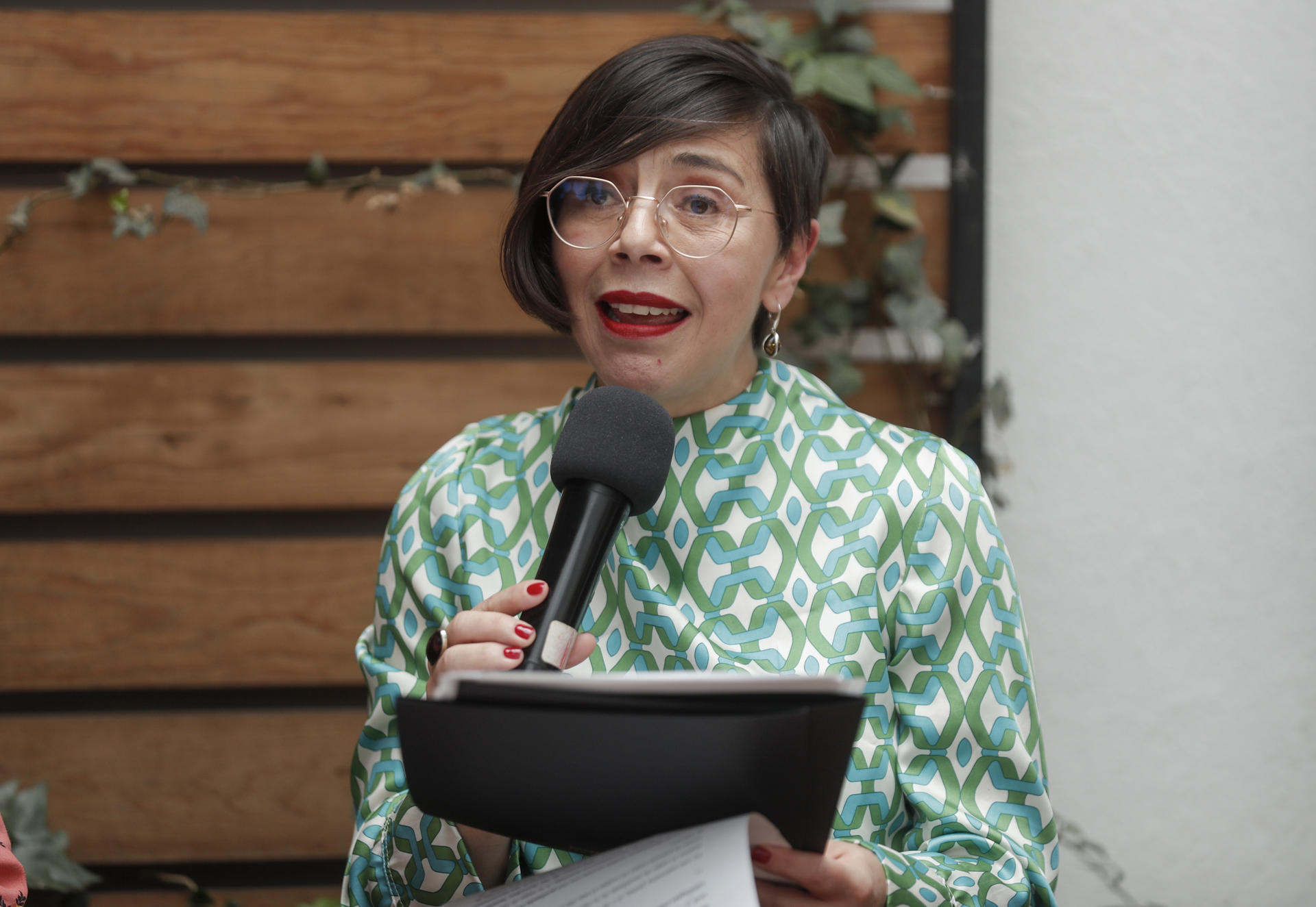 La directora ejecutiva de Amnistía Internacional México, Edith Olivares participa en una rueda de prensa este martes, en Ciudad de México (México). EFE/Isaac Esquivel