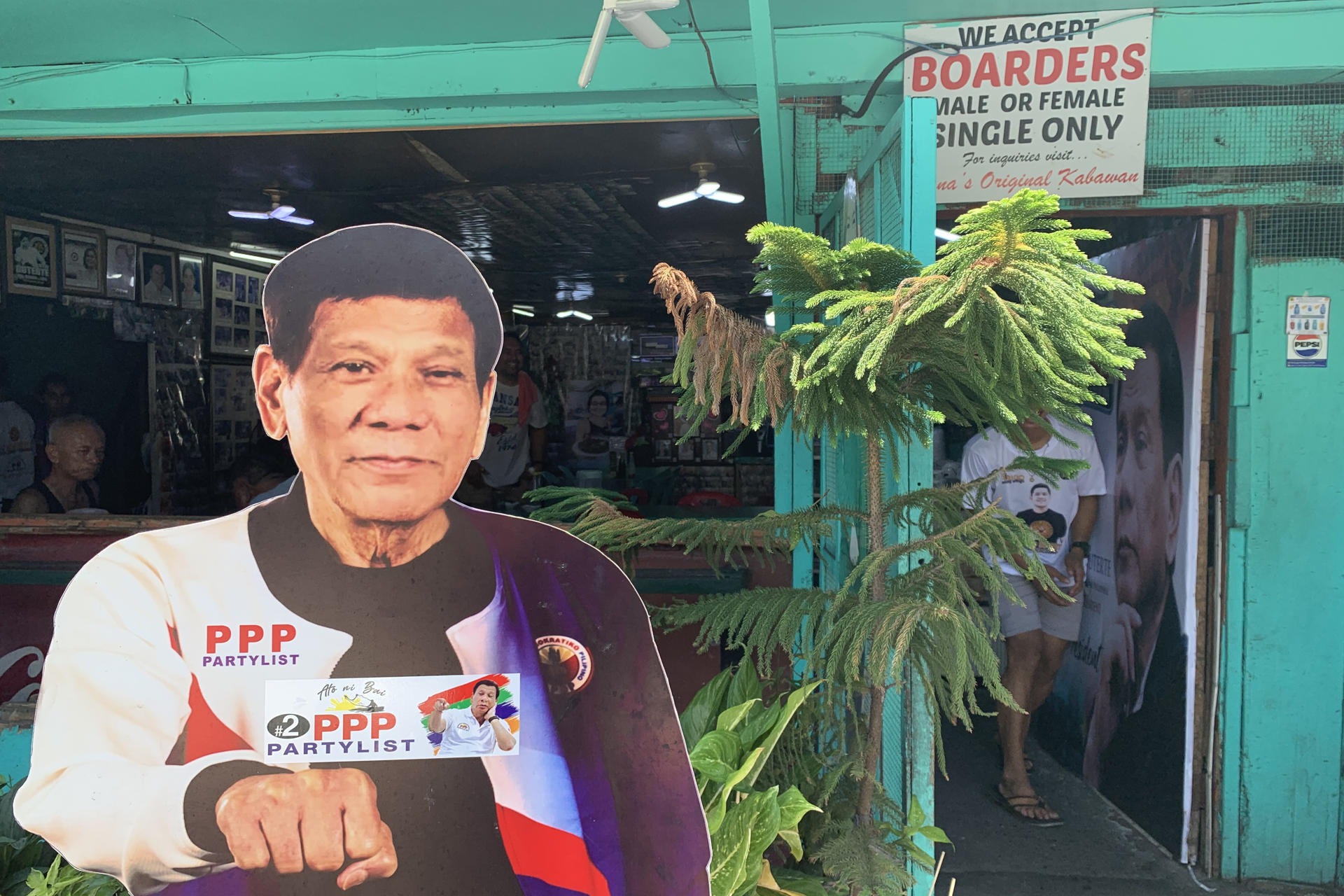 Fotografía de archivo, tomada el 10/05/2025, que muestra un cartel del expresidente filipino Rodrigo Duterte en Davao, Filipinas. EFE/David Asta Alares