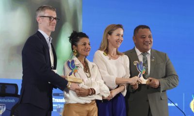 El secretario General del Departamento de Medio Ambiente, Clima y Comunicaciones de Irlanda, Philip Nugent (i), la ministra colombiana de Ambiente, Irene Vélez (2-i), la ministra de Política Climática y Crecimiento Verde de Países Bajos, Stientje van Veldhoven (2-d) y el ministro de Asuntos Internos, Cambio Climático y Medio Ambiente de Tuvalu, Maina Talia, posan durante la clausura de la primera Conferencia para la Transición más allá de los Combustibles Fósiles este miércoles, en Santa Marta (Colombia). EFE/ Ricardo Maldonado Rozo