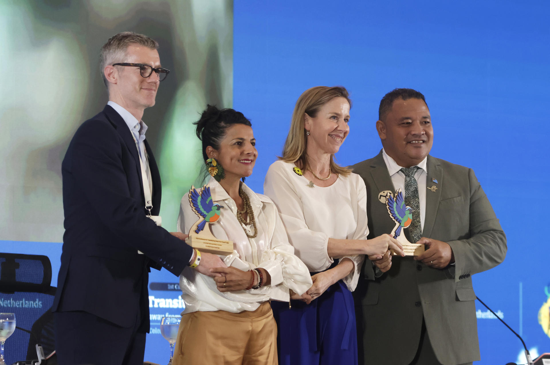 El secretario General del Departamento de Medio Ambiente, Clima y Comunicaciones de Irlanda, Philip Nugent (i), la ministra colombiana de Ambiente, Irene Vélez (2-i), la ministra de Política Climática y Crecimiento Verde de Países Bajos, Stientje van Veldhoven (2-d) y el ministro de Asuntos Internos, Cambio Climático y Medio Ambiente de Tuvalu, Maina Talia, posan durante la clausura de la primera Conferencia para la Transición más allá de los Combustibles Fósiles este miércoles, en Santa Marta (Colombia). EFE/ Ricardo Maldonado Rozo