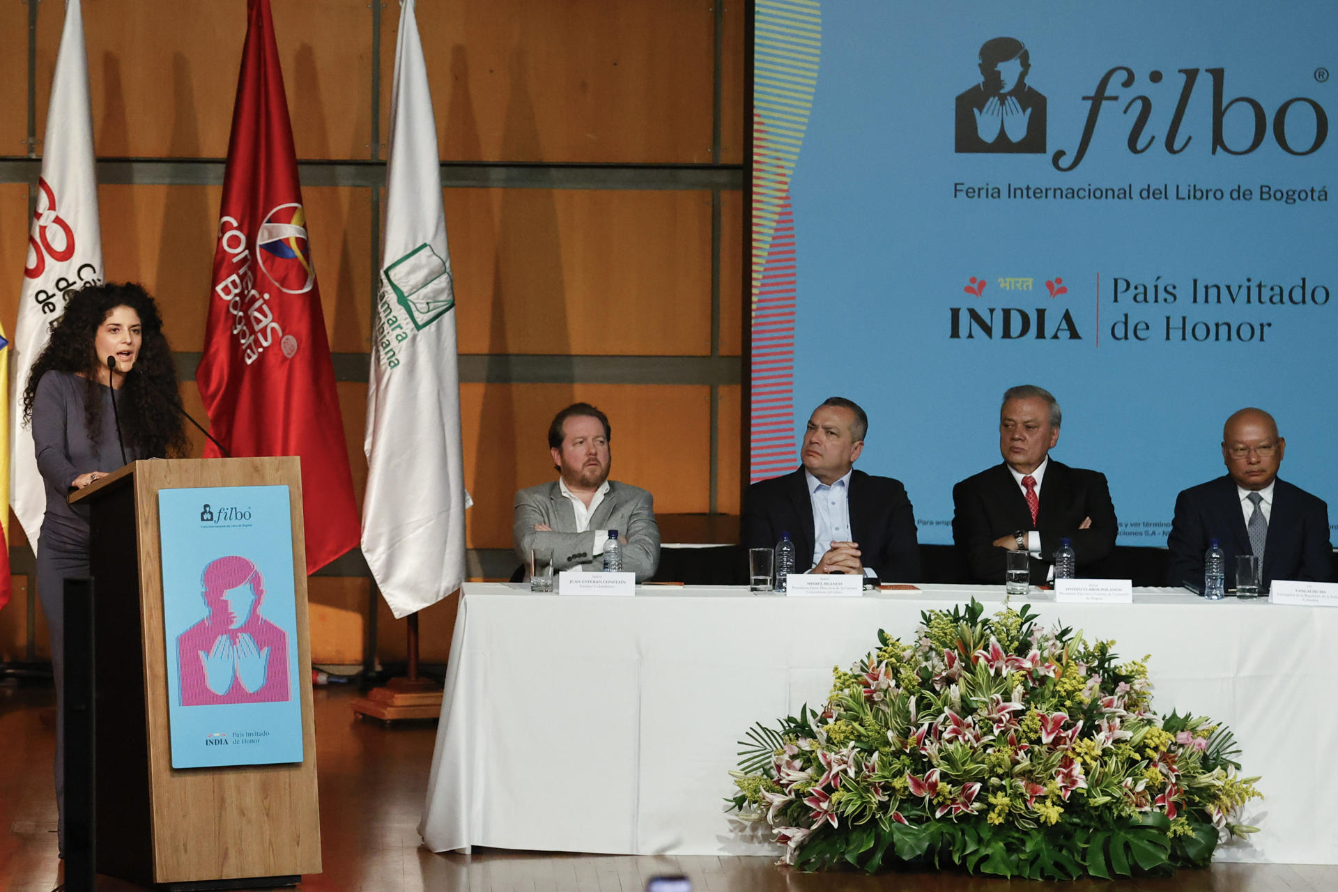 La ministra de las Culturas de Colombia, Yannai Kadamani (i), destacó que la Feria Internacional del Libro de Bogotá (FILBo) se ha consolidado como "un ritual contemporáneo", este martes durante la inauguración de la 38 FILBo en Bogotá (Colombia). EFE/ Mauricio Dueñas Castañeda