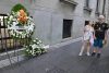 Personas observan coronas de flores en el funeral del actor argentino Luis Brandoni en la Legislatura de la Ciudad Autónoma de Buenos Aires (Argentina). EFE/Matías Martin Campaya

