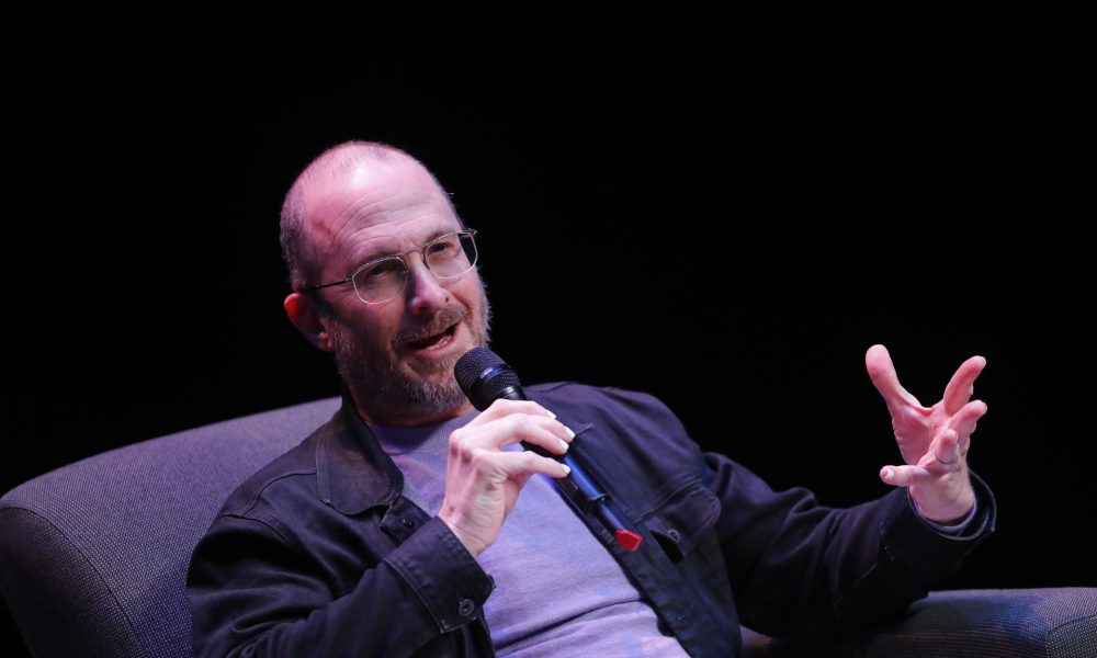 El director de cine y guionista estadounidense, Darren Aronofsky habla durante el conversatorio 'Encontrar el lenguaje de una película' este miércoles, durante la 41 edición del Festival Internacional de Cine en Guadalajara (México). EFE/Francisco Guasco