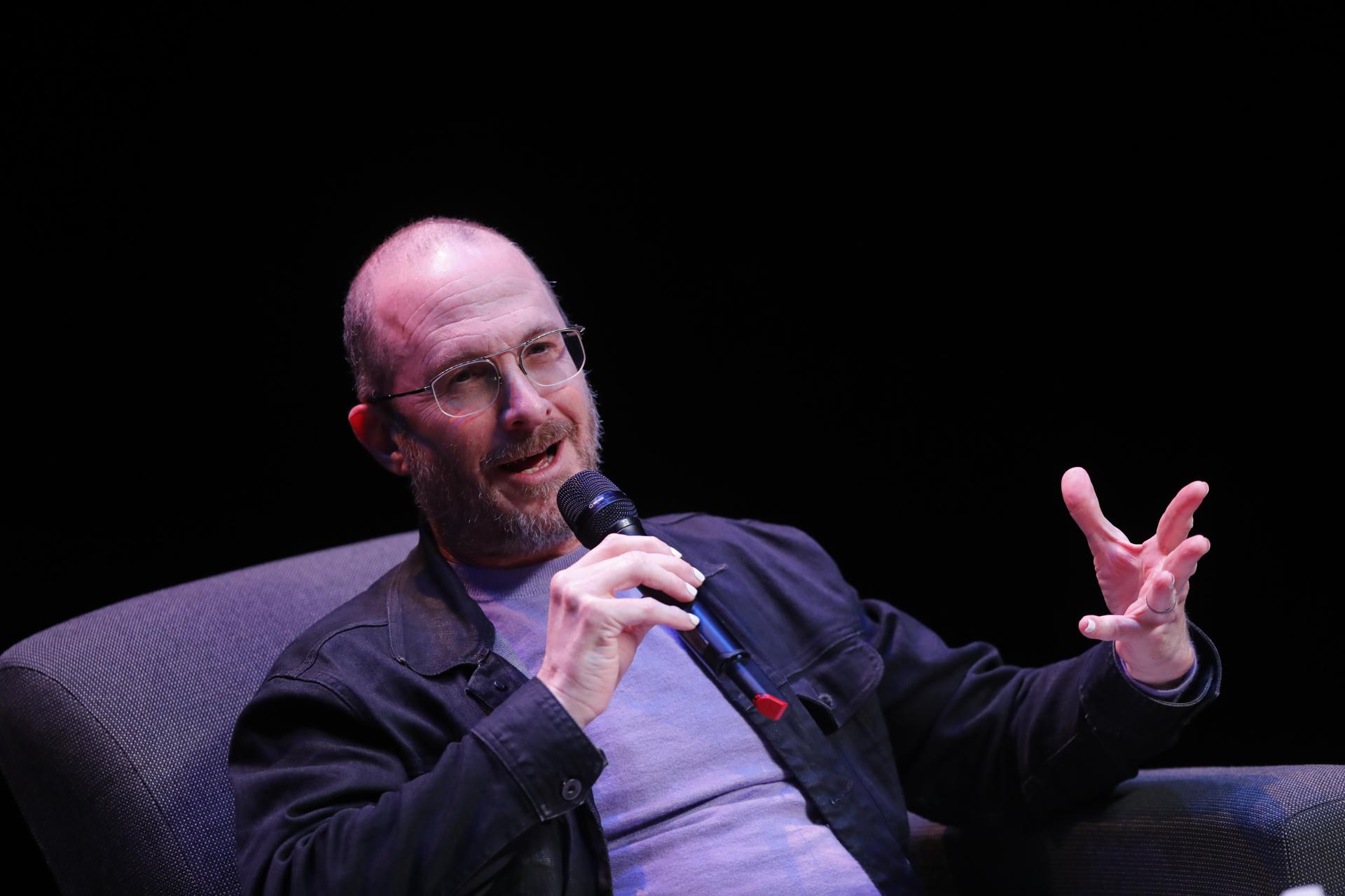 El director de cine y guionista estadounidense, Darren Aronofsky habla durante el conversatorio 'Encontrar el lenguaje de una película' este miércoles, durante la 41 edición del Festival Internacional de Cine en Guadalajara (México). EFE/Francisco Guasco