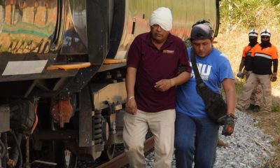 Una persona herida es trasladada luego del descarrilamiento del tren Transístmico en el municipio de Asunción Ixtaltepec, en Oaxaca (México). Imagen de archivo. EFE/ Luis Villalobos