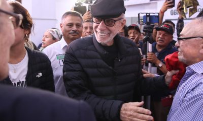 El candidato a la Presidencia de Perú por el Partido Cívico Obras, Ricardo Belmont (c), llega a su cierre de campaña el martes 7 de abril de 2026, en Lima (Perú). EFE/ Paolo Aguilar