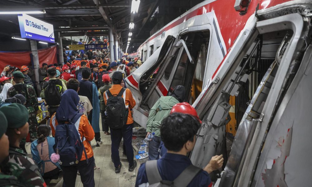 BEKASI (Indonesia), 27/04/2026.- Equipos de rescate trabajan para evacuar a los pasajeros atrapados entre los restos de dos trenes que colisionaron en la estación de tren de Bekasi Este, en Bekasi, Java Occidental, Indonesia, el 28 de abril de 2026. EFE/EPA/MAST IRHAM