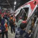 BEKASI (Indonesia), 27/04/2026.- Equipos de rescate trabajan para evacuar a los pasajeros atrapados entre los restos de dos trenes que colisionaron en la estación de tren de Bekasi Este, en Bekasi, Java Occidental, Indonesia, el 28 de abril de 2026. EFE/EPA/MAST IRHAM