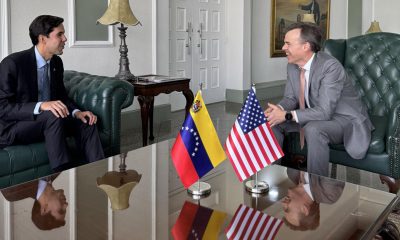 Fotografía tomada de la cuenta oficial en X @usembassyve de la Embajada de los EE.UU. en Caracas que muestra al nuevo encargado de negocios de Estados Unidos en Venezuela, John Barrett (d), quien ya se encuentra en el país suramericano, donde sustituirá a la diplomática Laura Dogu. EFE/ @usembassyve