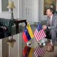 Fotografía tomada de la cuenta oficial en X @usembassyve de la Embajada de los EE.UU. en Caracas que muestra al nuevo encargado de negocios de Estados Unidos en Venezuela, John Barrett (d), quien ya se encuentra en el país suramericano, donde sustituirá a la diplomática Laura Dogu. EFE/ @usembassyve