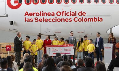 El presidente del Grupo Avianca, Gabriel Oliva (d), junto al presidente de la Federación Colombiana de Fútbol (FCF), Ramón Jesurún (i), hablan durante un acto en Bogotá (Colombia). EFE/Mauricio Dueñas Castañeda