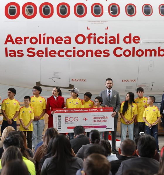El presidente del Grupo Avianca, Gabriel Oliva (d), junto al presidente de la Federación Colombiana de Fútbol (FCF), Ramón Jesurún (i), hablan durante un acto en Bogotá (Colombia). EFE/Mauricio Dueñas Castañeda