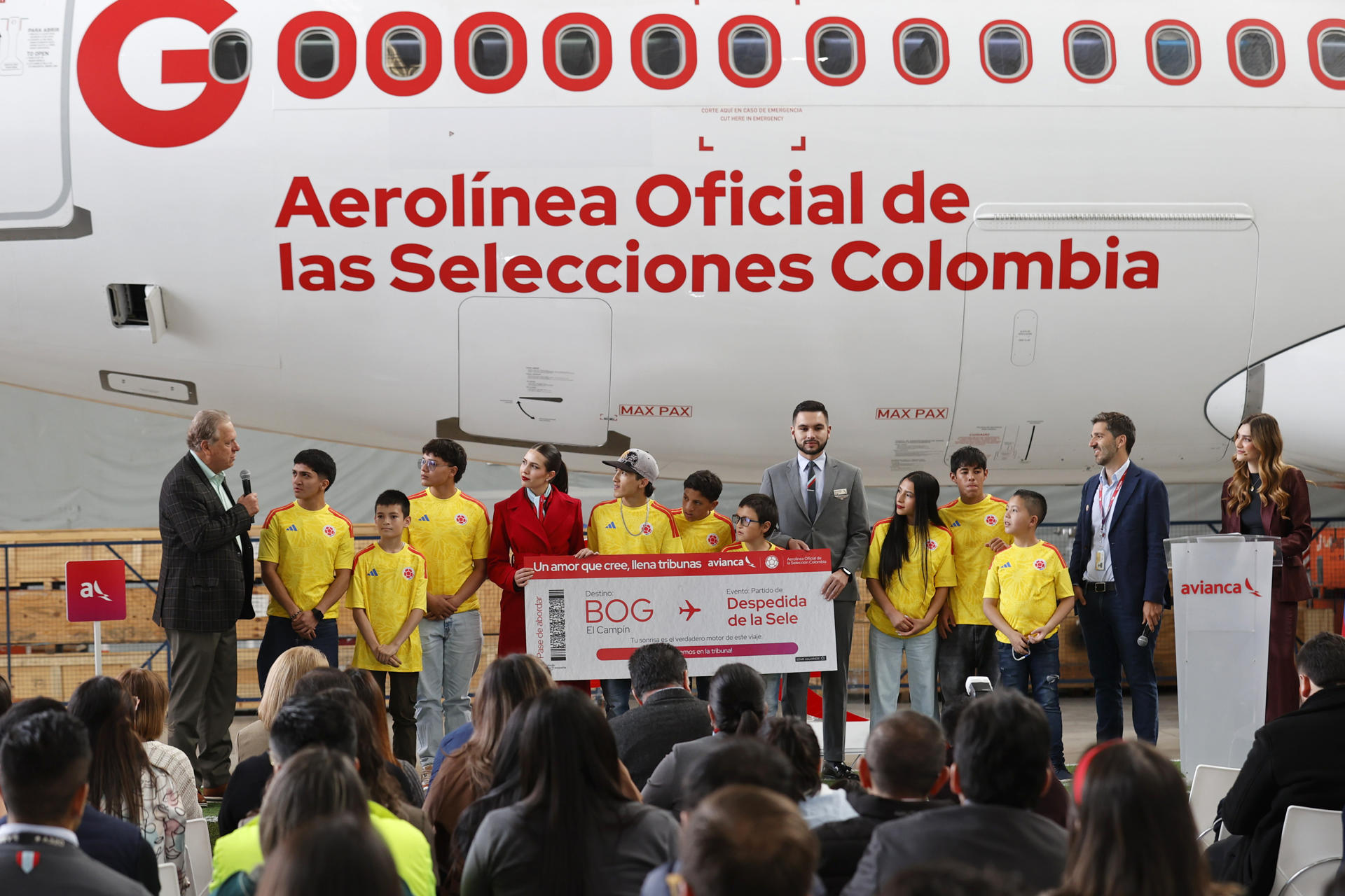 El presidente del Grupo Avianca, Gabriel Oliva (d), junto al presidente de la Federación Colombiana de Fútbol (FCF), Ramón Jesurún (i), hablan durante un acto en Bogotá (Colombia). EFE/Mauricio Dueñas Castañeda