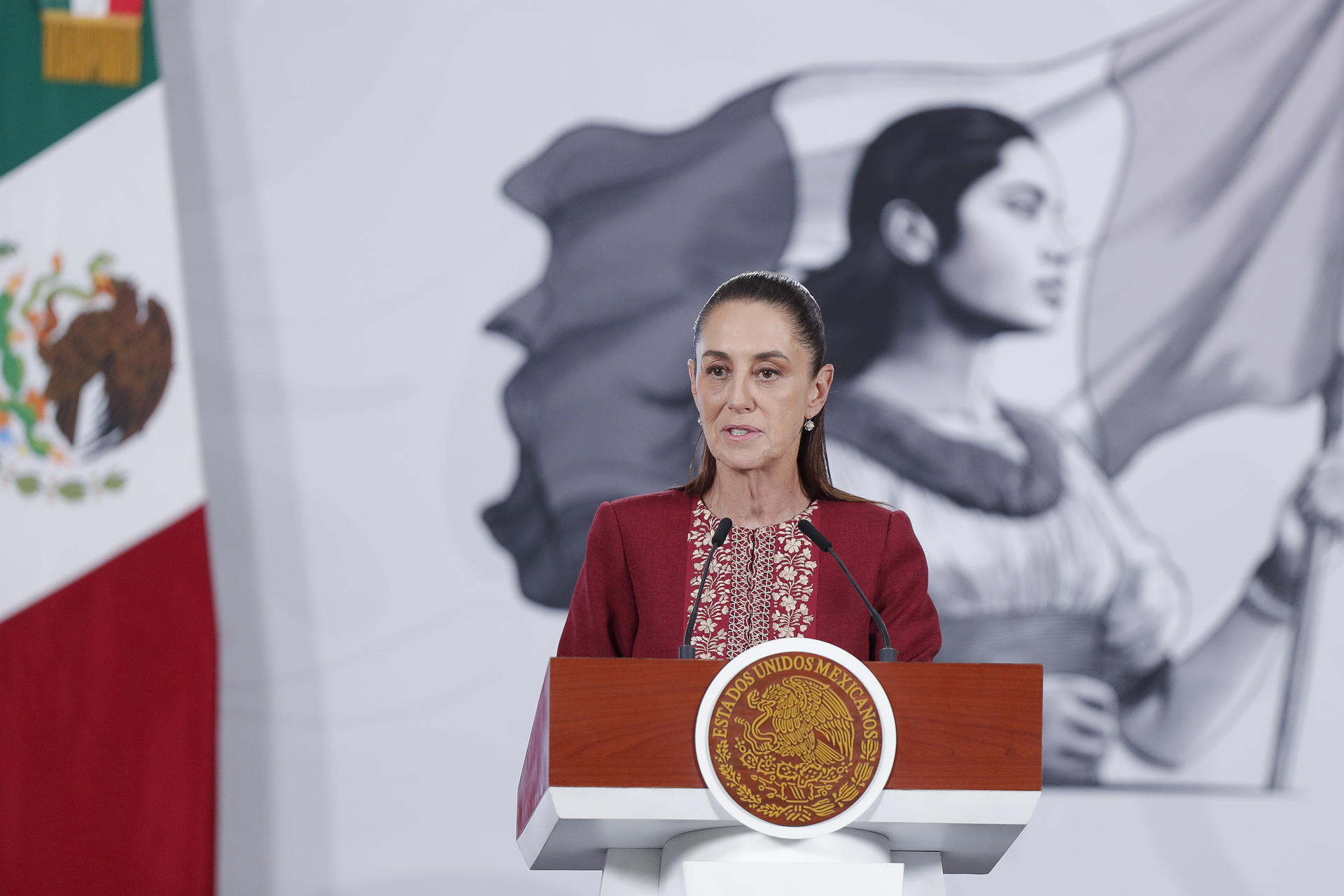 La presidenta de México, Claudia Sheinbaum, habla durante una rueda de prensa este martes, en Palacio Nacional, en Ciudad de México (México). EFE/Isaac Esquivel