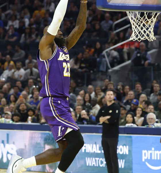 El incombustible LeBron James emerge como el estandarte de Los Angeles Lakers, minados por las bajas, para liderar la lucha en la primera ronda del 'play off' contra Houston Rockets en busca del anillo de la NBA. EFE/EPA/JOHN G. MABANGLO SHUTTERSTOCK OUT