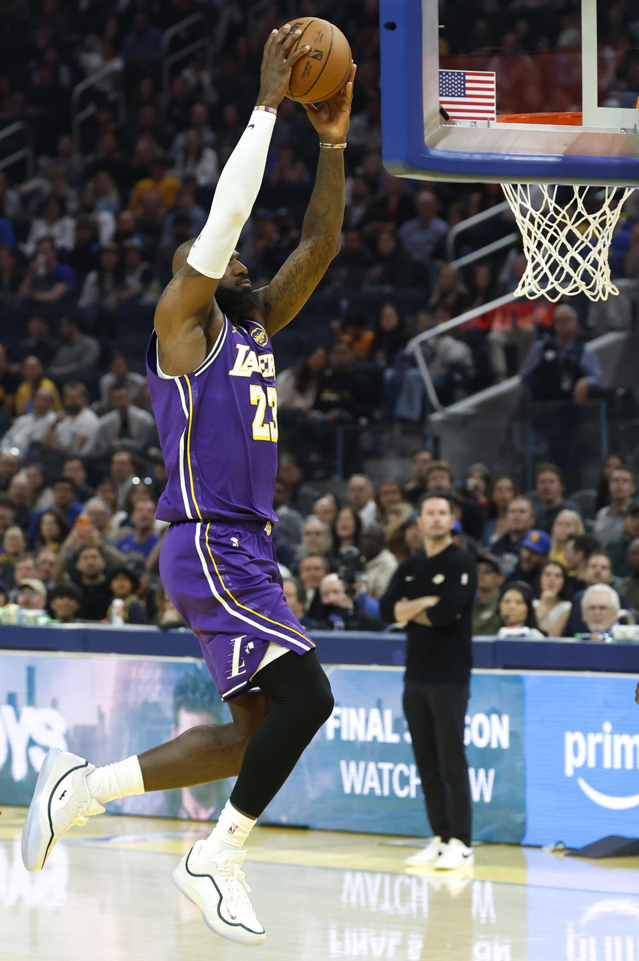 El incombustible LeBron James emerge como el estandarte de Los Angeles Lakers, minados por las bajas, para liderar la lucha en la primera ronda del 'play off' contra Houston Rockets en busca del anillo de la NBA. EFE/EPA/JOHN G. MABANGLO SHUTTERSTOCK OUT