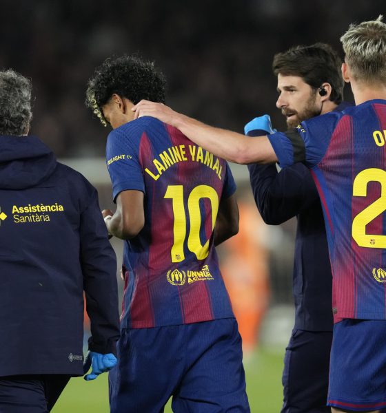 El delantero del FC Barcelona Lamine Yamal (2i) se retira lesionado durante el partido de la jornada 33 de LaLiga que FC Barcelona y Celta de Vigo disputaron en el Camp Nou. EFE/Enric Fontcuberta