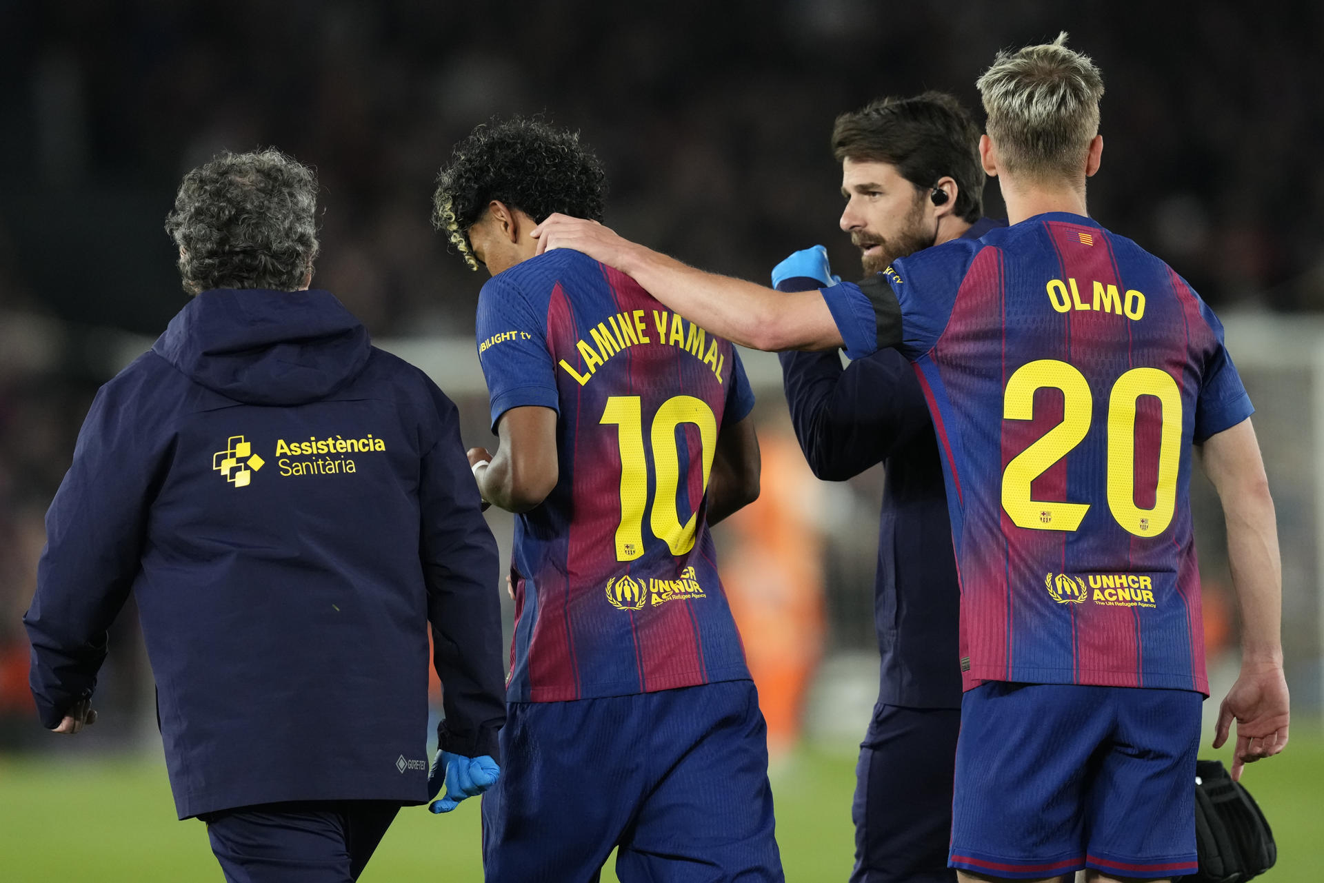 El delantero del FC Barcelona Lamine Yamal (2i) se retira lesionado durante el partido de la jornada 33 de LaLiga que FC Barcelona y Celta de Vigo disputaron en el Camp Nou. EFE/Enric Fontcuberta