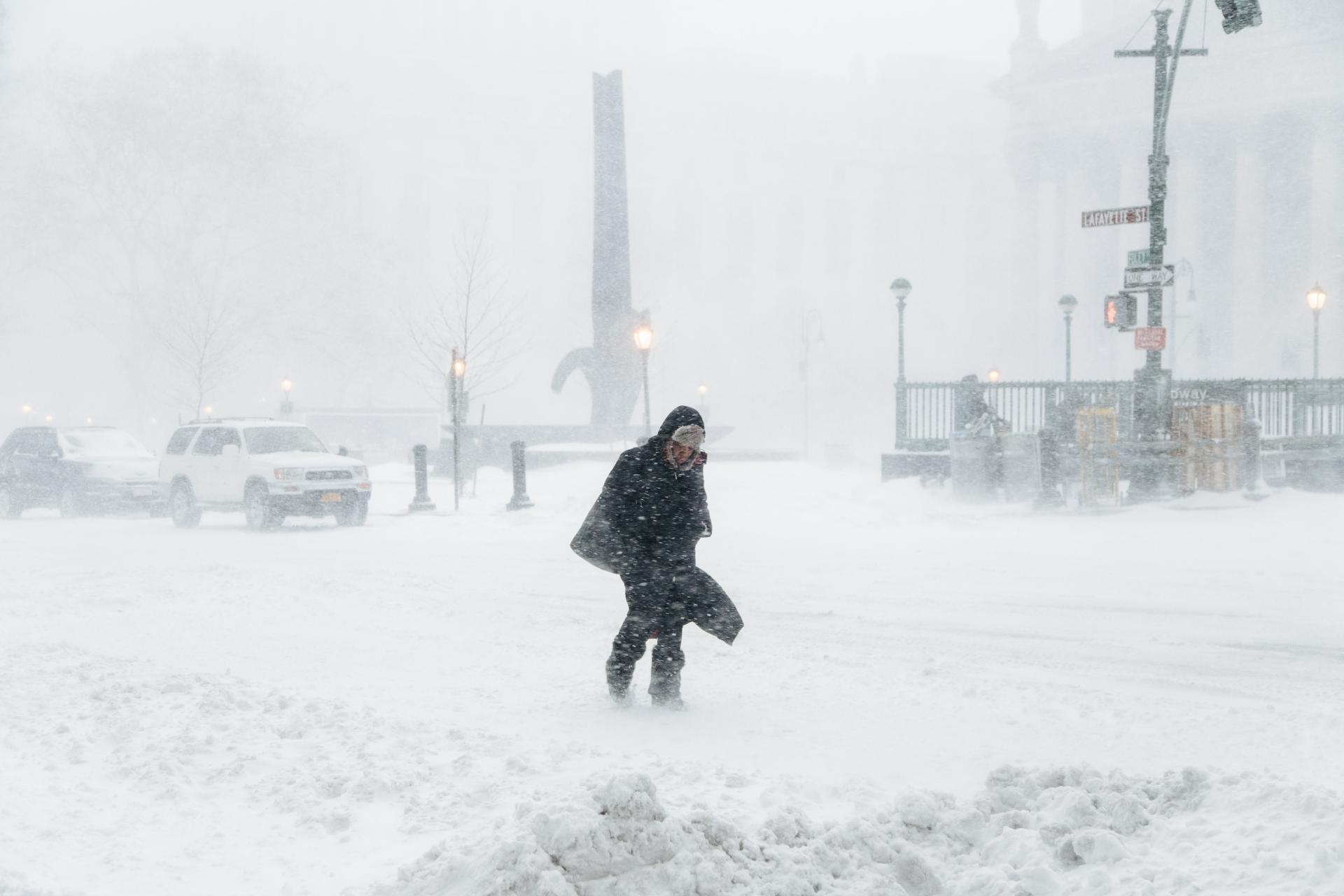 En la imagen de archivo, un peatón camina bajo la nieve un frío día de invierno en Nueva York (Estados Unidos). EFE/ Alba Vigaray