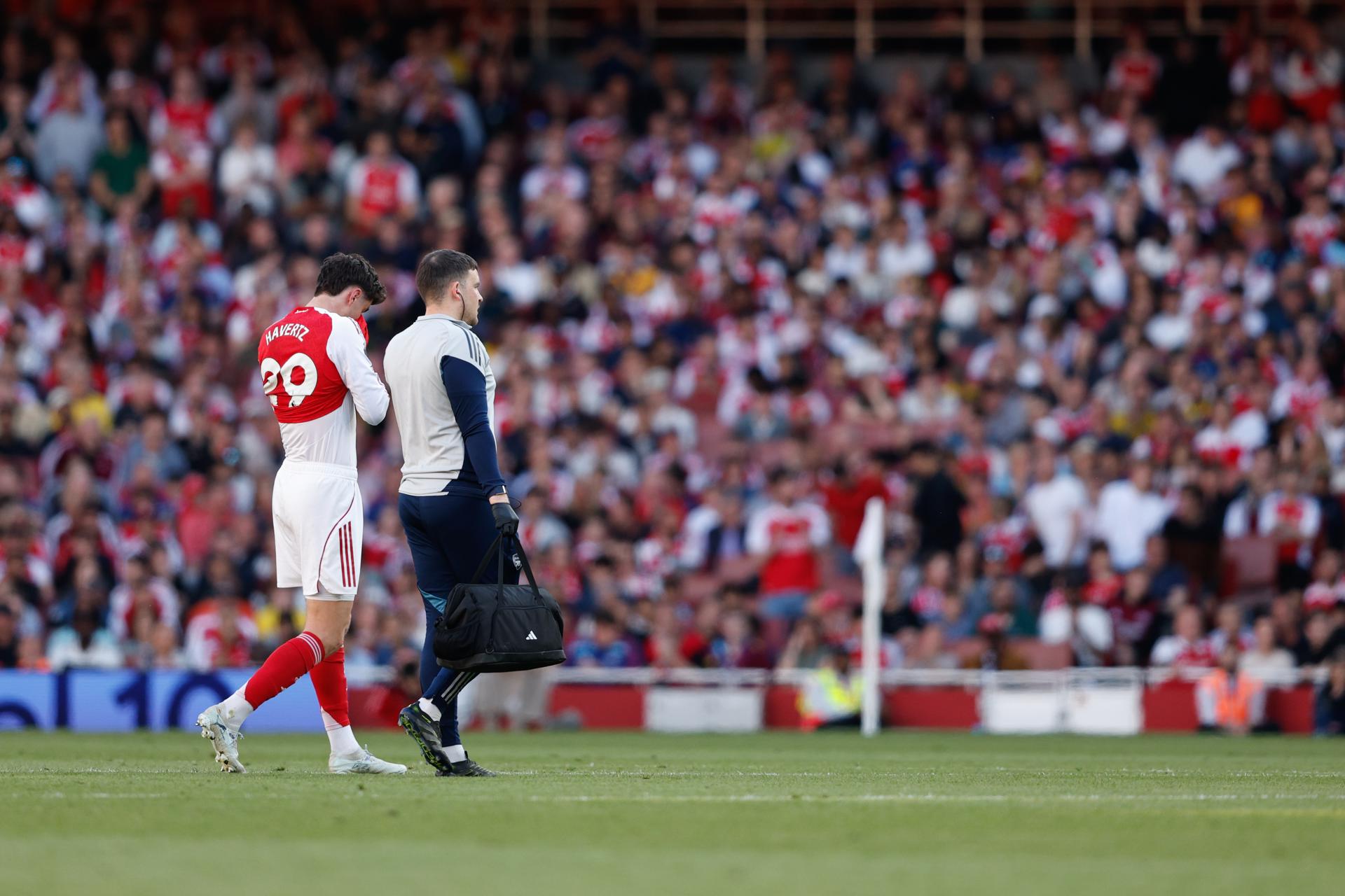 El jugador del Arsenal Kai Havertz es sustituido por proeblams físicos durante el partido de la Premier League jugado en Londres. EFE/EPA/DAVID CLIFF