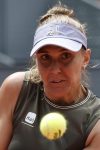La tenista brasileña Beatriz Haddad Maia, 69 del ranking de la WTA, durante su partido ante la española Jessica Bouzas, 50, del torneo Mutua Open de Madrid este martes en las instalaciones de la Caja Mágica. EFE/ Sergio Perez
