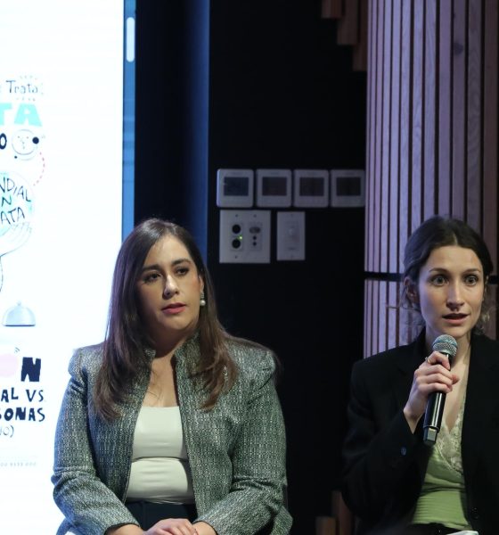 La directora general de Atención Ciudadana del Consejo Ciudadano de CDMX, Gabriela González (i) y la presidenta de la organización Sintrata, Mariana Ruenes participan durante una rueda de prensa este jueves en Ciudad de México. EFE/Mario Guzmán