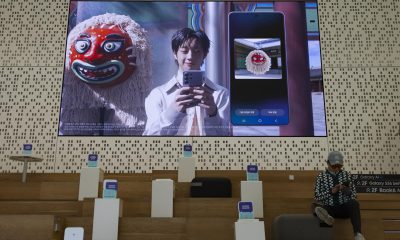 SEÚL (Corea del Sur), 07/04/2026.- Un hombre surcoreano visita una galería de la tienda Samsung Electronics en Seúl, Corea del Sur, el 7 de abril de 2026. 
EFE/EPA/JEON HEON-KYUN