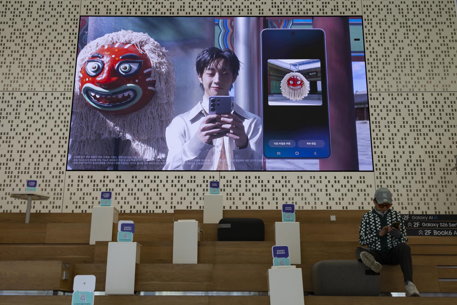 SEÚL (Corea del Sur), 07/04/2026.- Un hombre surcoreano visita una galería de la tienda Samsung Electronics en Seúl, Corea del Sur, el 7 de abril de 2026. 
EFE/EPA/JEON HEON-KYUN