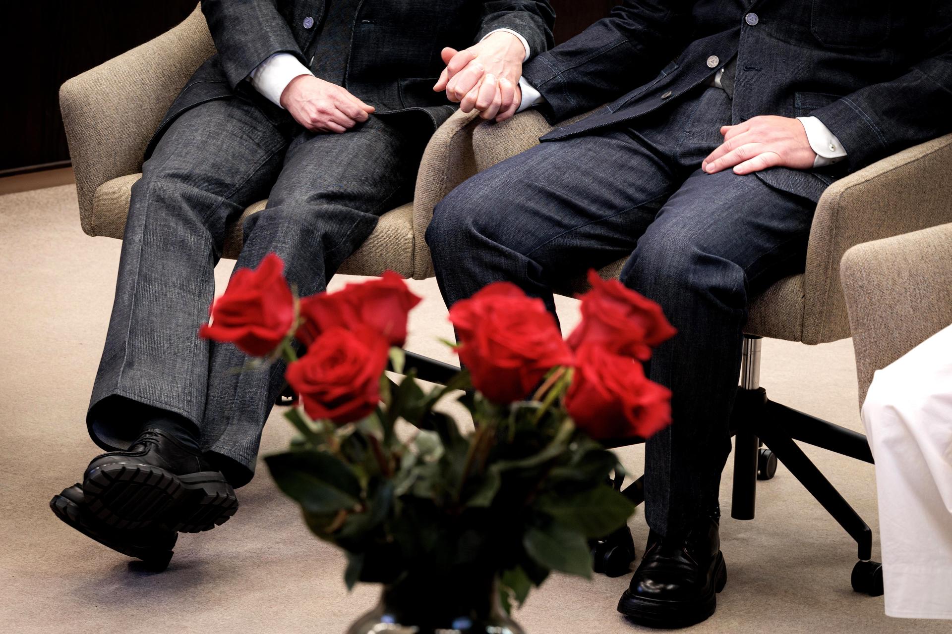 Una pareja se toma de la mano durante una ceremonia de boda para conmemorar el 25º aniversario del primer matrimonio entre personas del mismo sexo celebrado en el mundo, en Ámsterdam, Países Bajos, el 1 de abril de 2026. El 1 de abril de 2001, Países Bajos se convirtió en el primer país del mundo en legalizar el matrimonio entre personas del mismo sexo. EFE/EPA/RAMON VAN FLYMEN