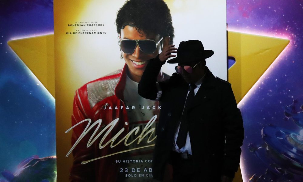 Una persona posa frente a un cartel de la película 'Michael' el pasado jueves 23 de abril en una sala de cine en La Paz (Bolivia). EFE/ Luis Gandarillas