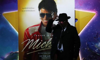 Una persona posa frente a un cartel de la película 'Michael' el pasado jueves 23 de abril en una sala de cine en La Paz (Bolivia). EFE/ Luis Gandarillas