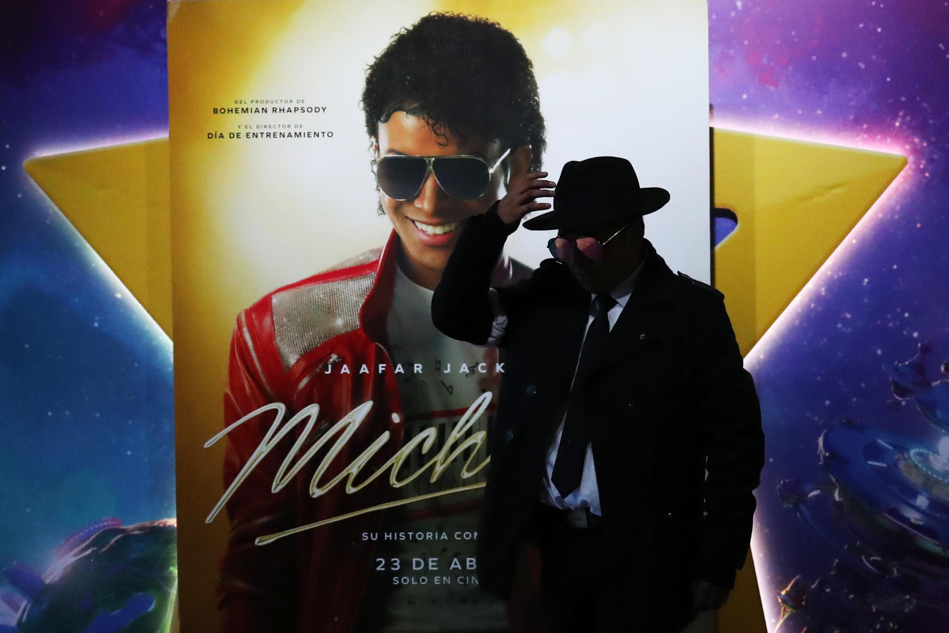 Una persona posa frente a un cartel de la película 'Michael' el pasado jueves 23 de abril en una sala de cine en La Paz (Bolivia). EFE/ Luis Gandarillas