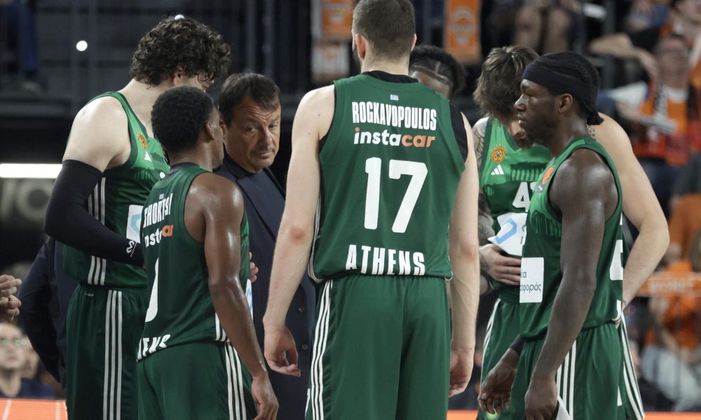 Ergin Ataman da instrucciones a sus jugadores. EFE/Miguel Ángel Polo.